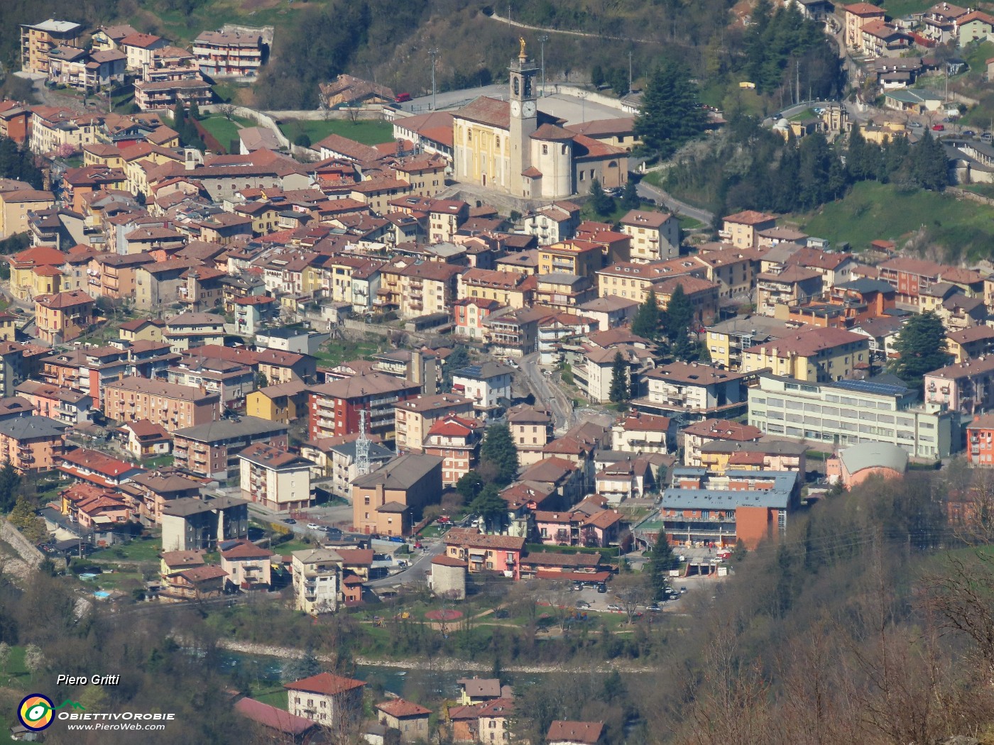 60 Maxi zoom sul centro di Zogno con la Chiesa di San Lorenzo.JPG